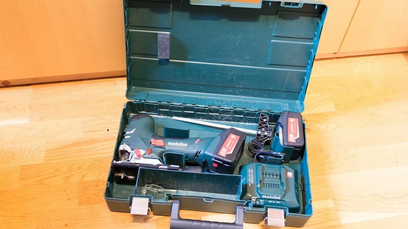 Die Metabo Stichsäge STA 18 LTX 140 im Metabo Koffer.